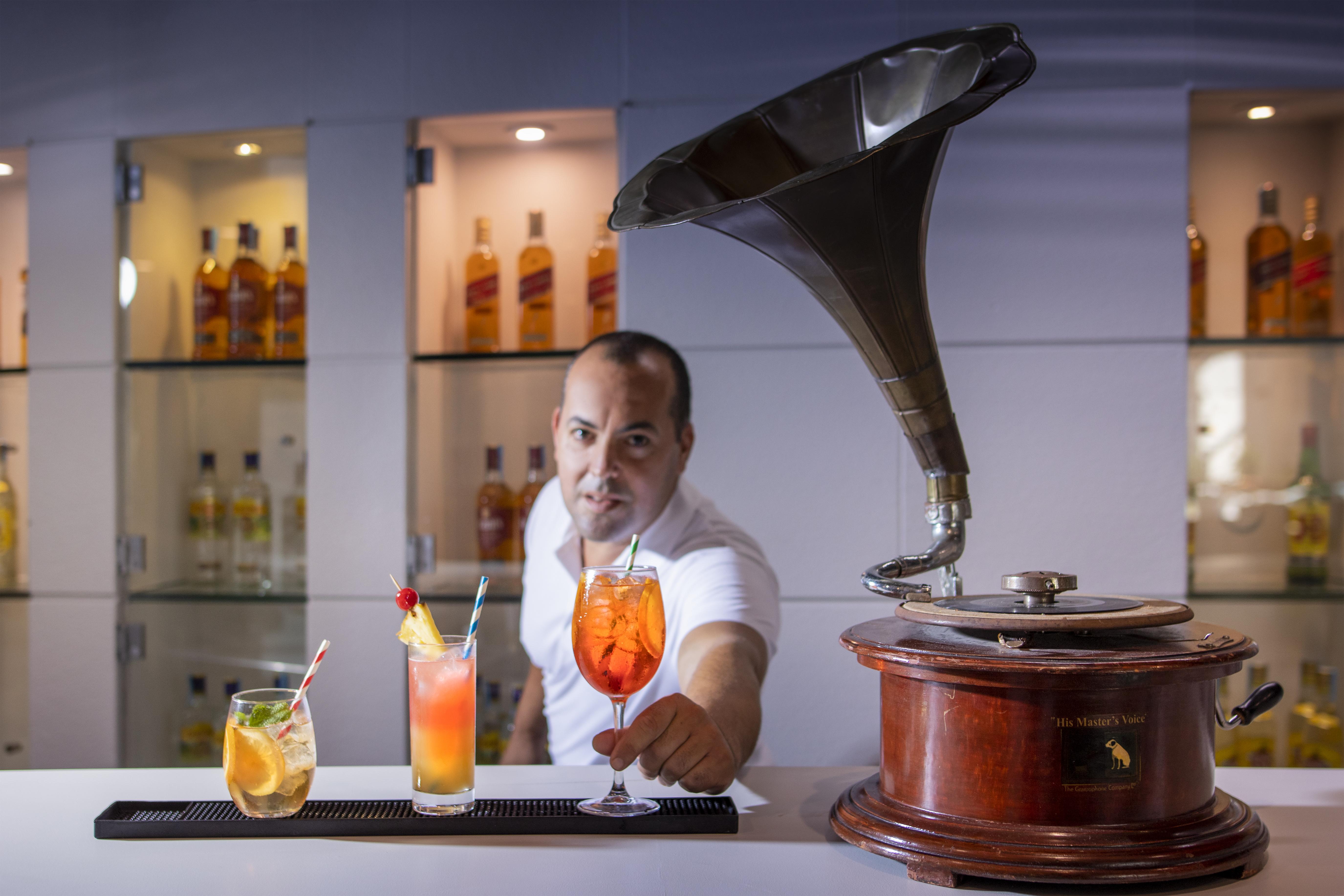 Enotel Lido - All Inclusive Funchal  Exterior foto A bartender serving cocktails